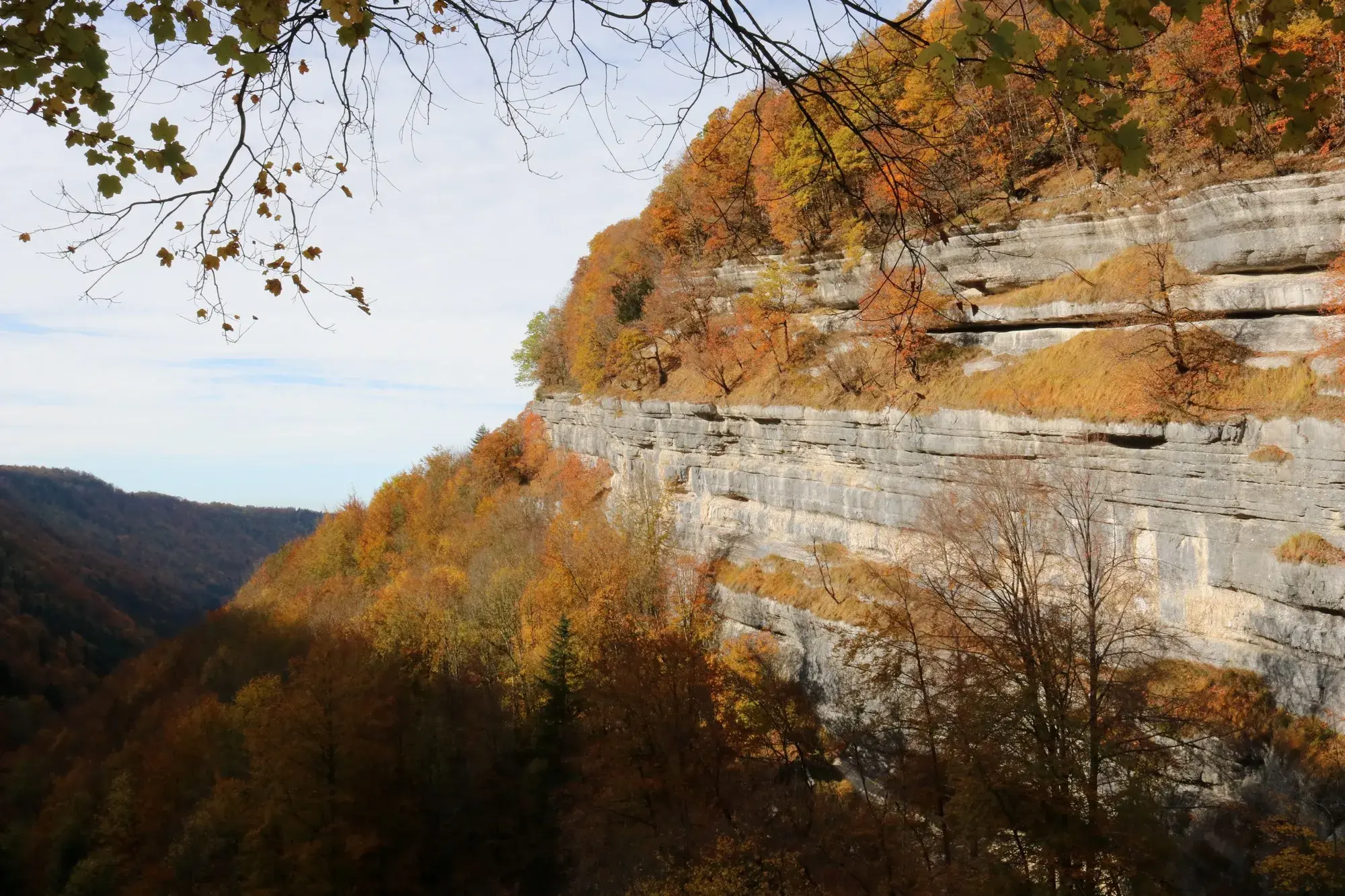 Falaises du Jura aux couleurs de l'automne