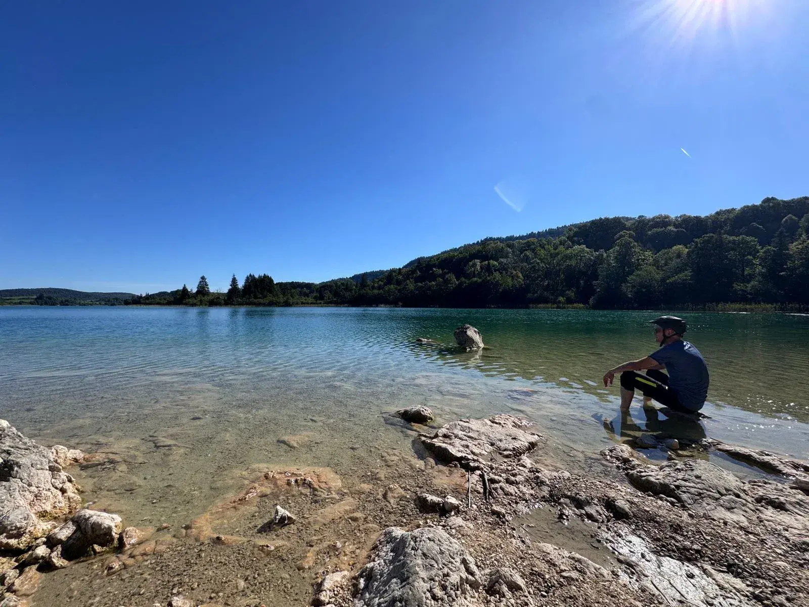 Après-midi au bord d'un lac du Jura