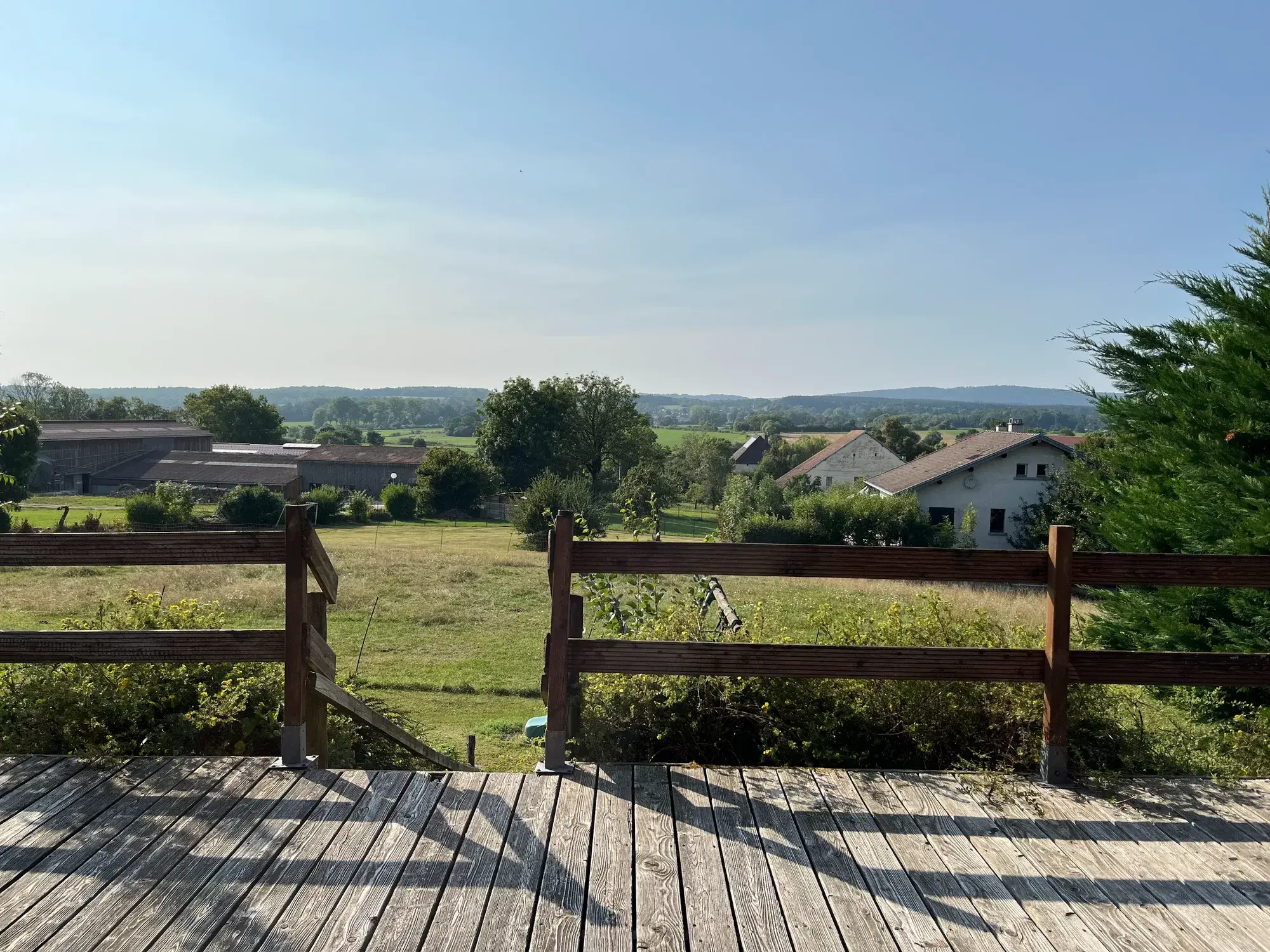 Vue panoramique depuis la terrasse du chalet sur la campagne du Jura